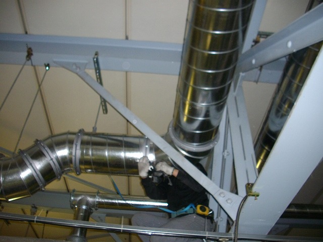 画像：ダクト工事